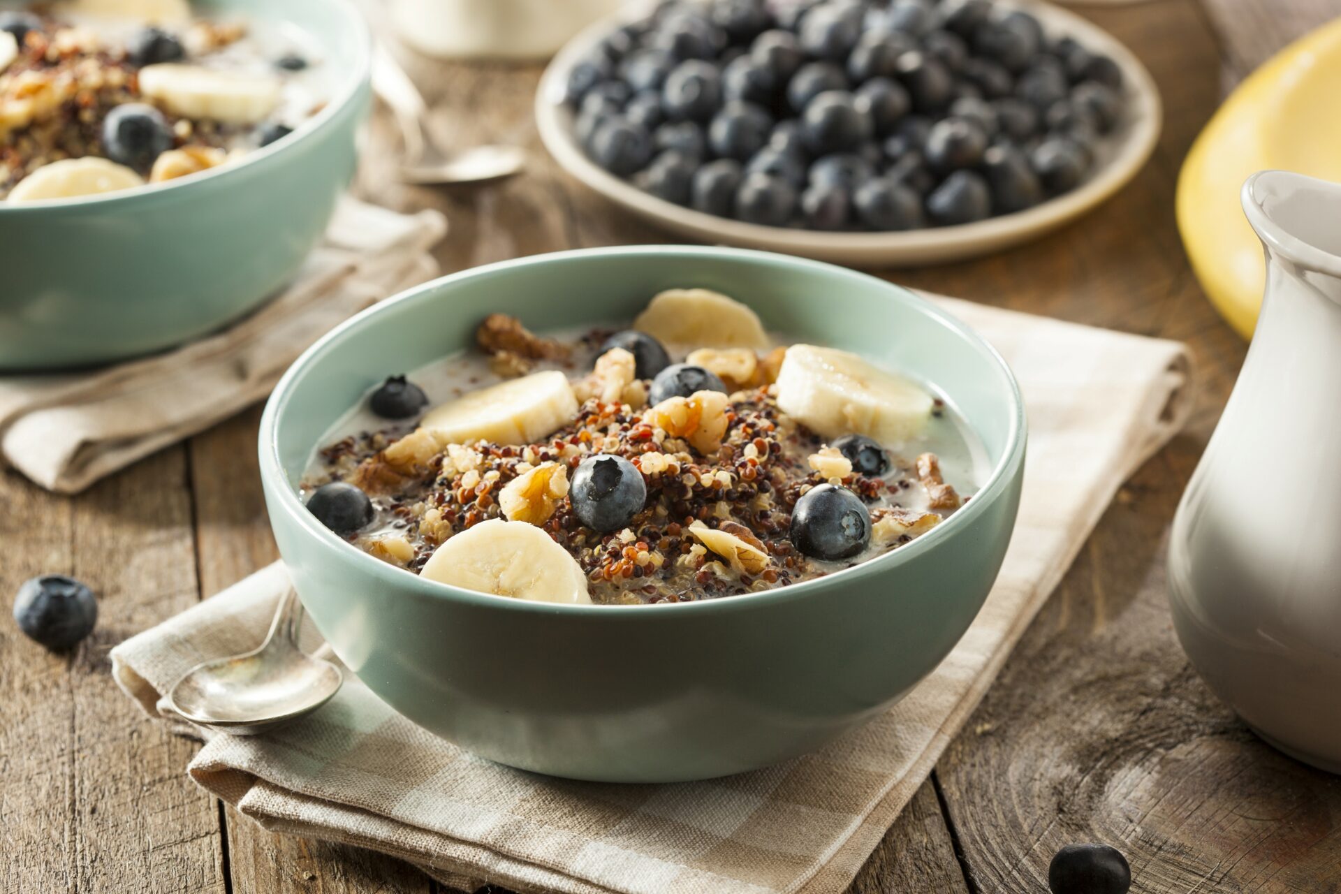 Sprouted quinoa muesli | Oat porridge with sprouted quinoa crunchy flakes, walnuts and fruit